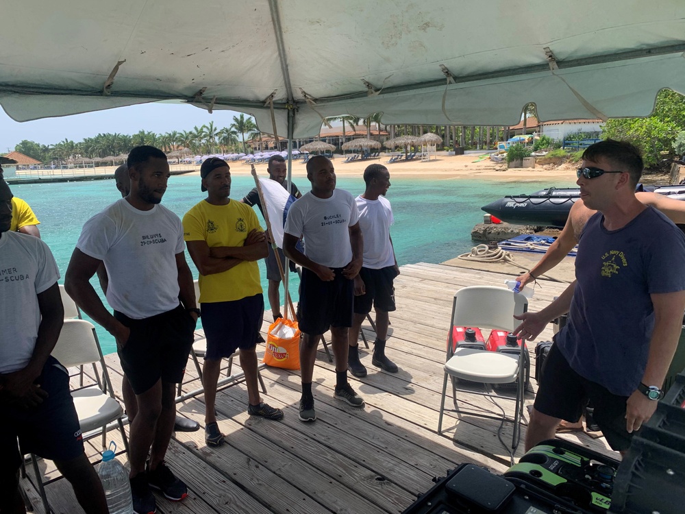 Mobile Diving and Salvage Unit 2 Diver Trains Jamaica Defence Force Divers as Part of Southern Partnership Station 2021