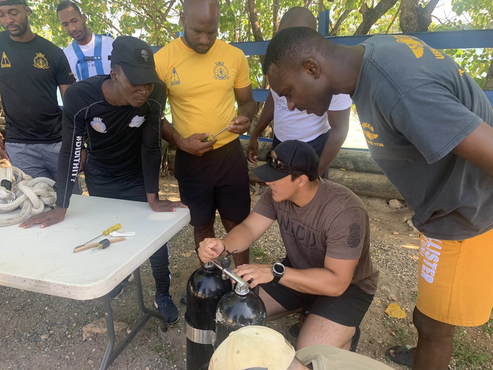 Mobile Diving and Salvage Unit 2 Diver Trains Jamaica Defence Force Divers as Part of Southern Partnership Station 2021