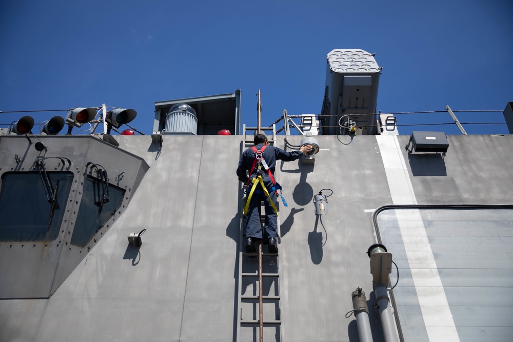 USS Sioux City Sailor Conducts Maintenance on Flight Deck Camera