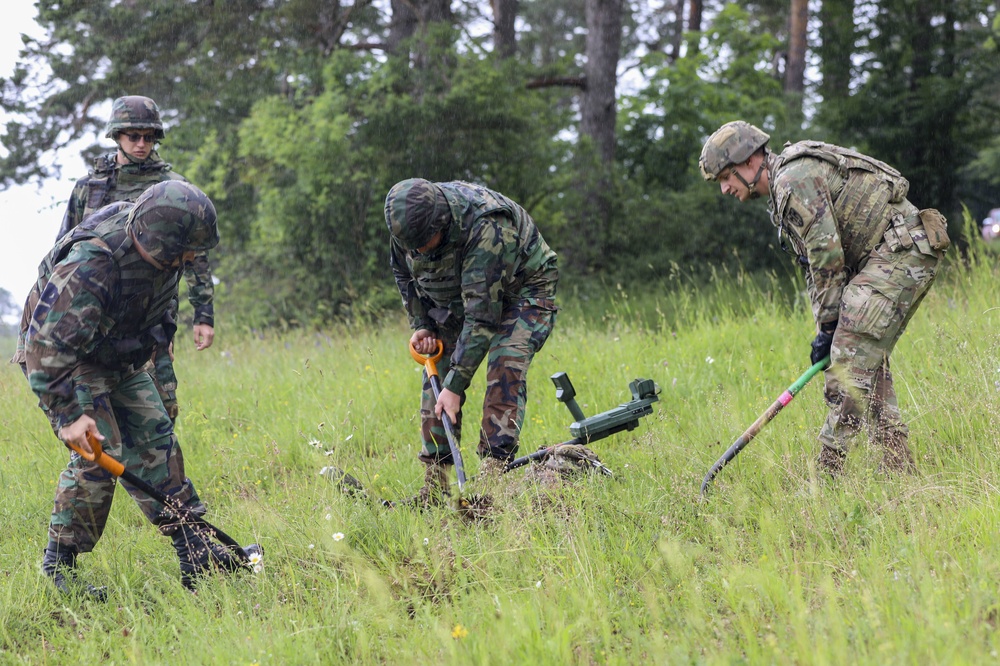 U.S. Army Explosive Ordinance Disposal (EOD) Soldiers Train with Romanian counterparts