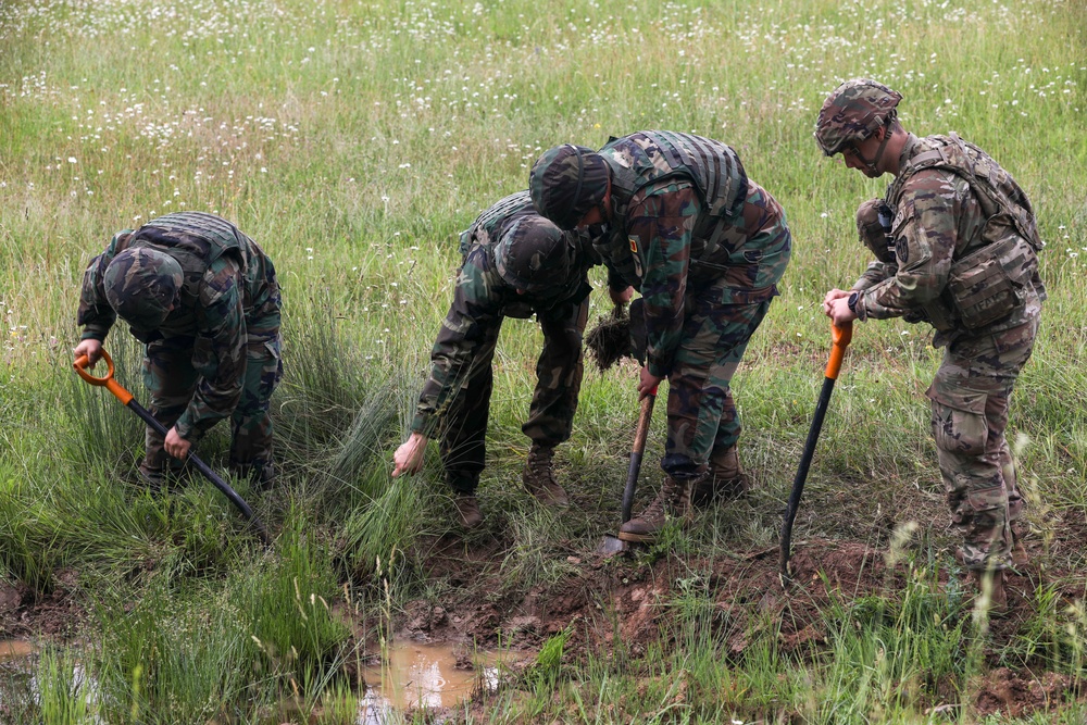 U.S. Army Explosive Ordinance Disposal (EOD) Soldiers Train with Romanian counterparts