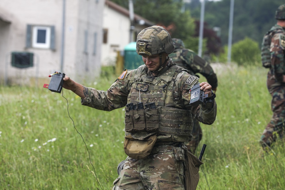 U.S. Army Explosive Ordinance Disposal (EOD) Soldiers Train with Romanian counterparts