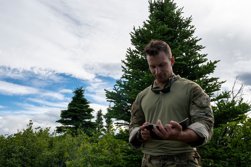 Red Flag-Alaska 21: S.E.R.E. supports downed pilot scenario