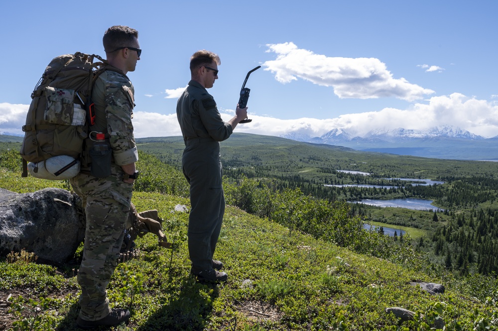 Red Flag-Alaska 21: S.E.R.E. supports downed pilot scenario