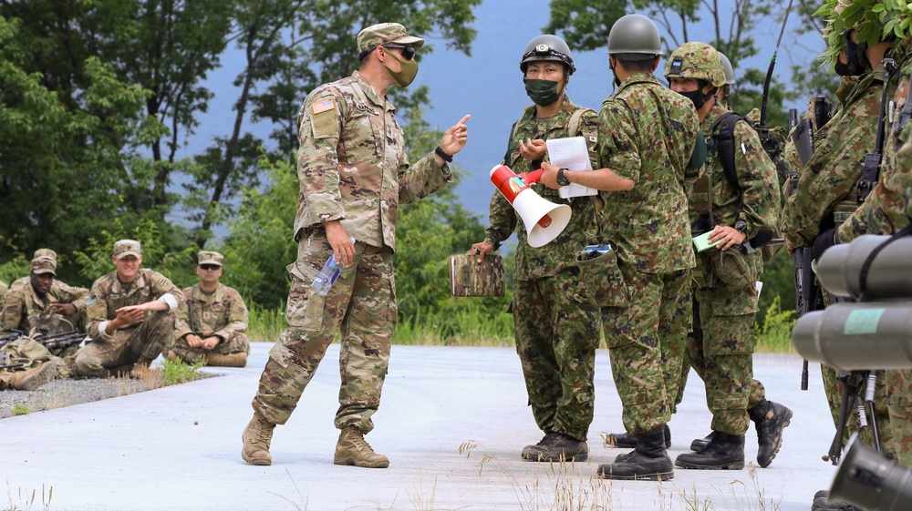 Dogface Soldiers and Japan Ground Self-Defense Force members learn together during Orient Shield 21-2