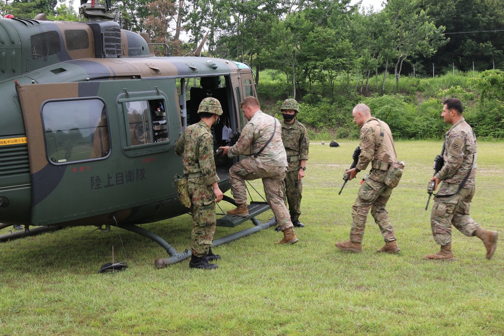 Japan Ground Self-Defense Force train U.S. Soldiers on helicopter loading procedures during Orient Shield 21-2