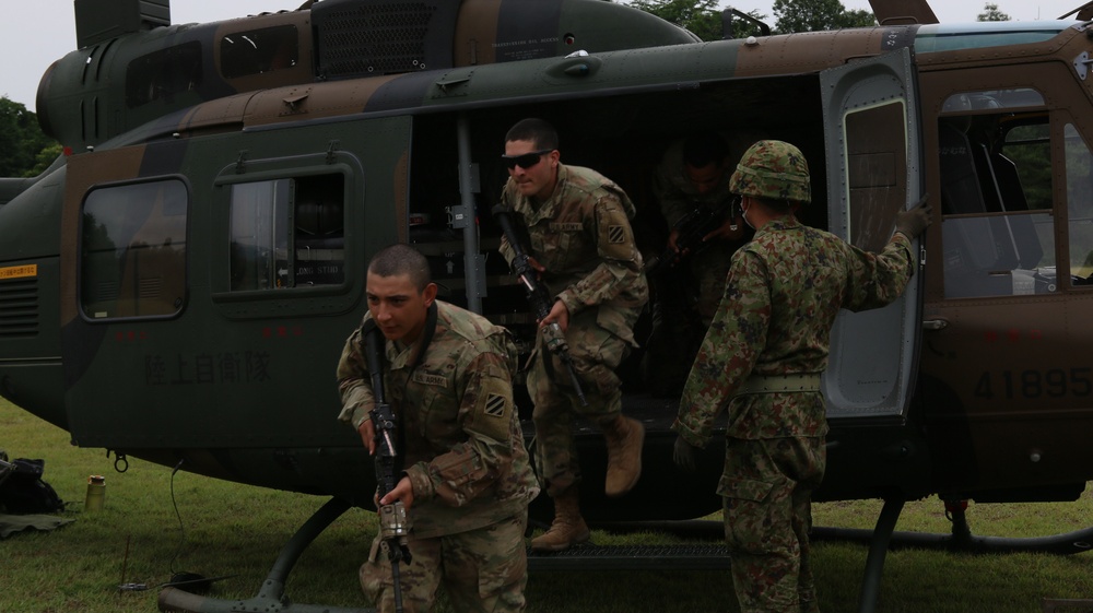 Japan Ground Self-Defense Force train U.S. Soldiers on helicopter loading procedures during Orient Shield 21-2