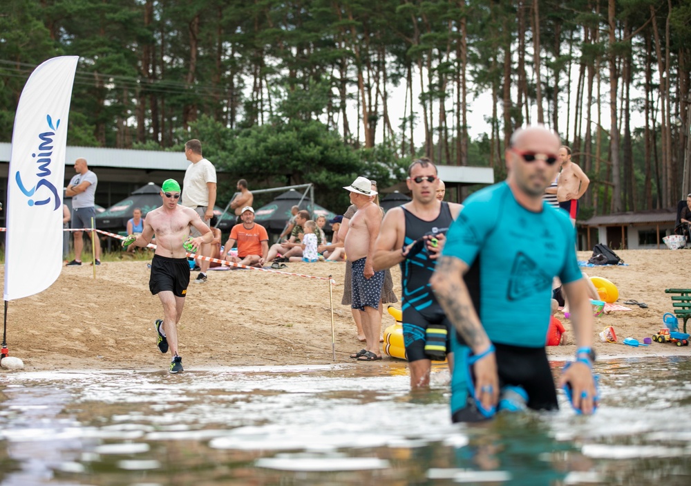 Battle Group Poland joins Polish uniformed services for run and swim race