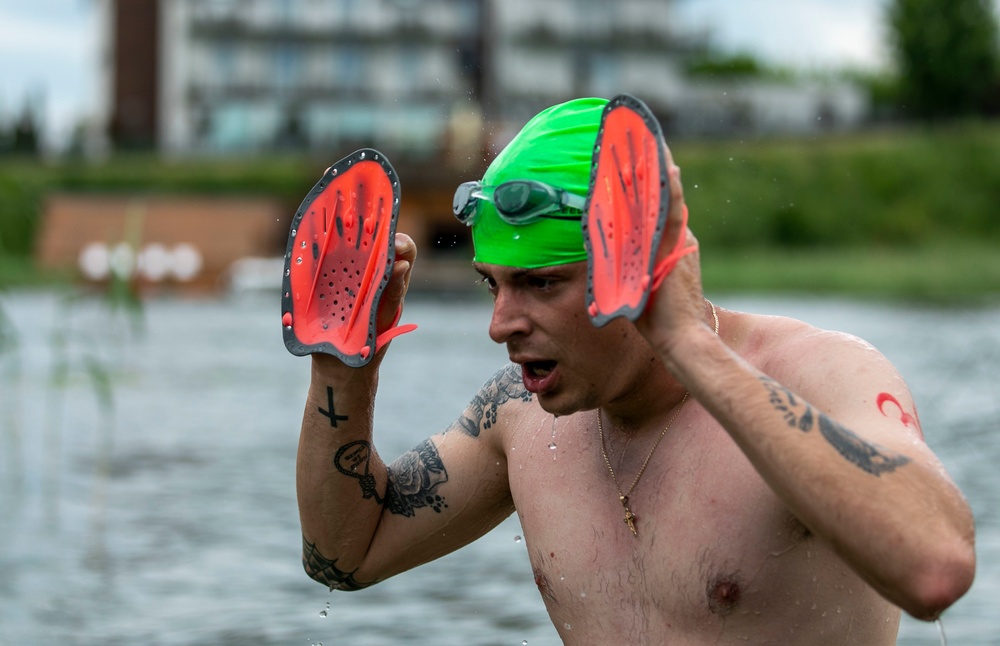 Battle Group Poland joins Polish uniformed services for run and swim race