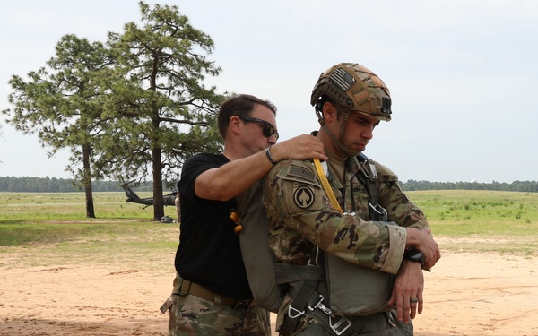 USACAPOC(A) paratroopers team with Chilean jumpmaster for jump wings