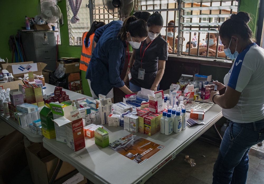 JTF-Bravo Civil Affairs Team assists Honduran Ministry of Health, 105th Brigada