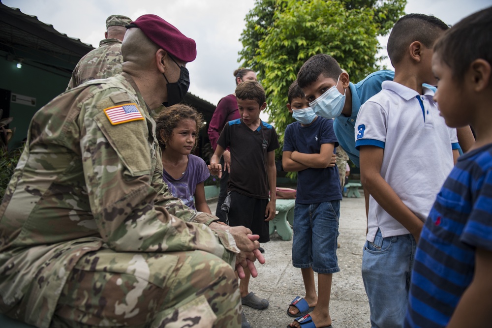 JTF-Bravo Civil Affairs Team assists Honduran Ministry of Health, 105th Brigada