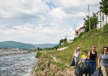 KFOR and Kosovo community members unite for river cleanup