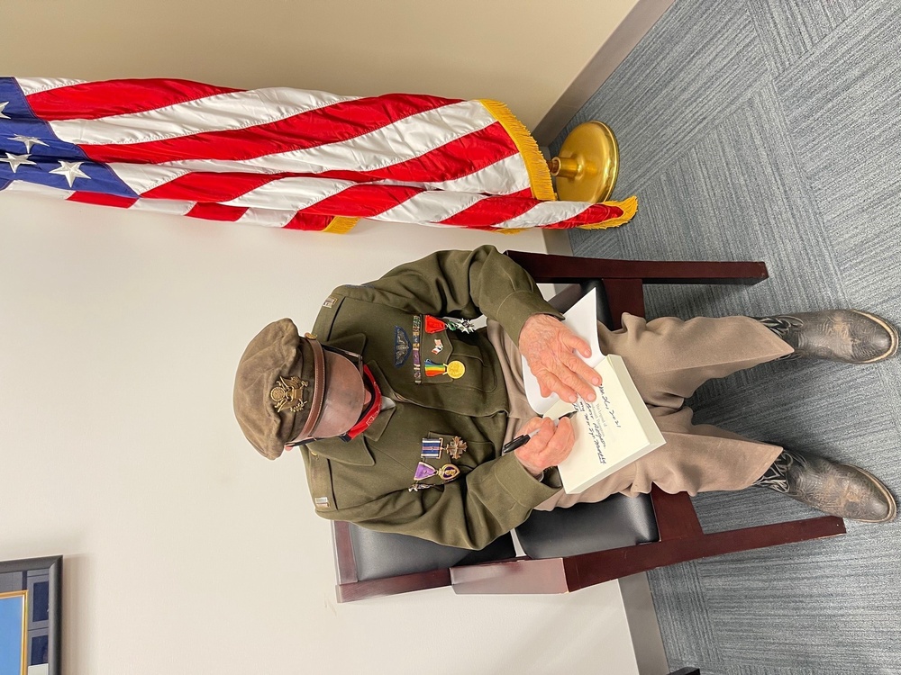 World War II veteran conducts oath of enlistment at Sacramento MEPS