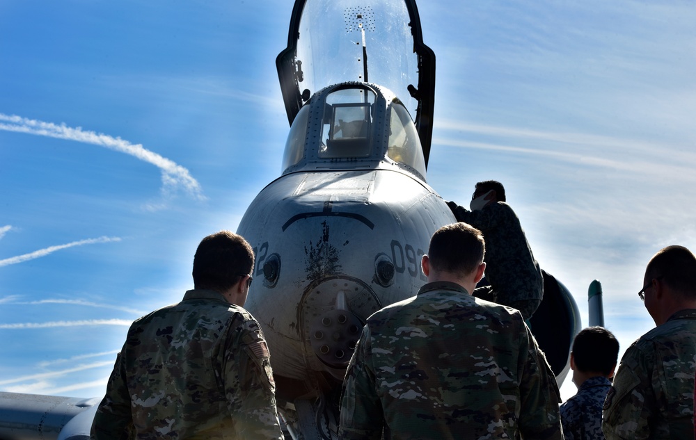 Koku Jieitai gets maintenance tour of A-10 Thunderbolt II during RED FLAG-Alaska 21-2