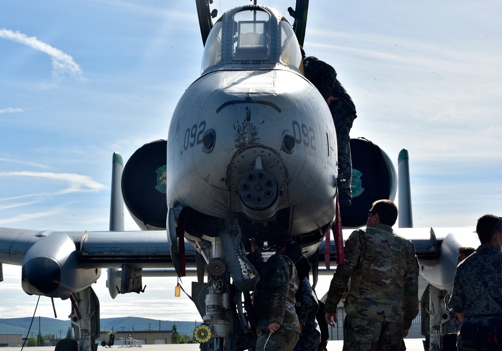 Koku Jieitai gets maintenance tour of A-10 Thunderbolt II during RED FLAG-Alaska 21-2