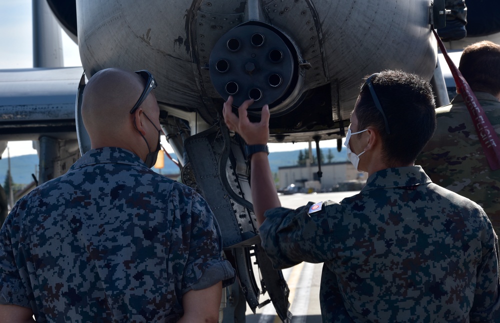 Koku Jieitai gets maintenance tour of A-10 Thunderbolt II during RED FLAG-Alaska 21-2