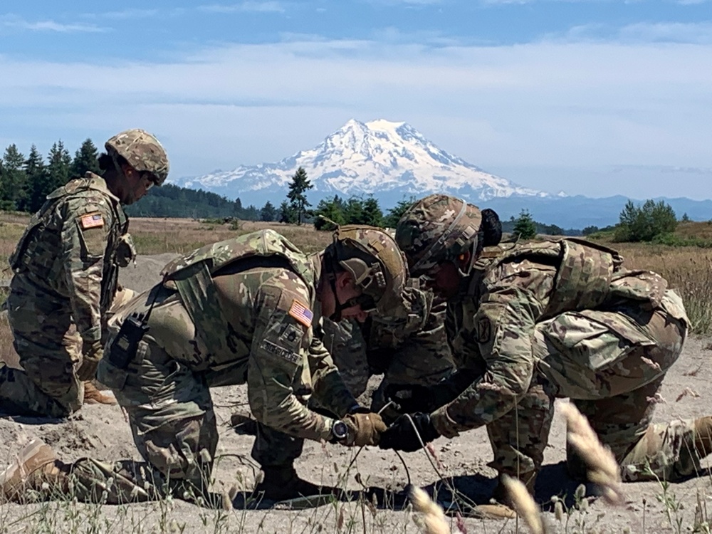 Engineers Advisors from 5th SFAB train with Soldiers from 17th Fires Brigade at JBLM