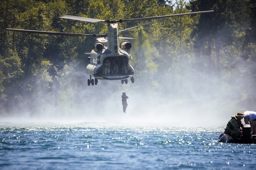 Washington and Oregon Army National Guard Soldiers conduct helo cast training