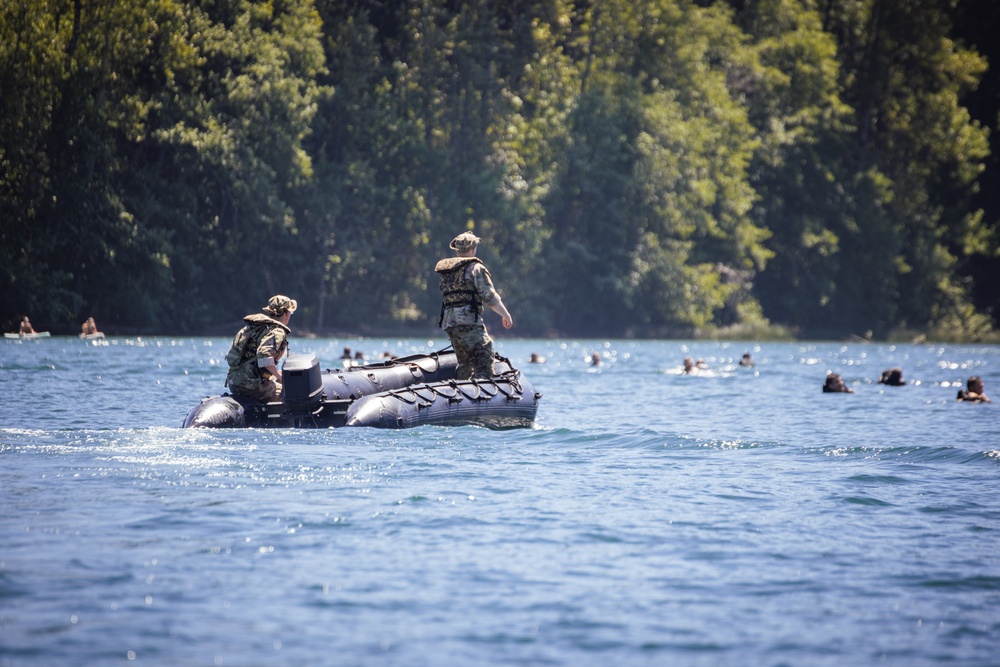 Washington Army National Guard members recover fellow soldiers after helo cast training jump