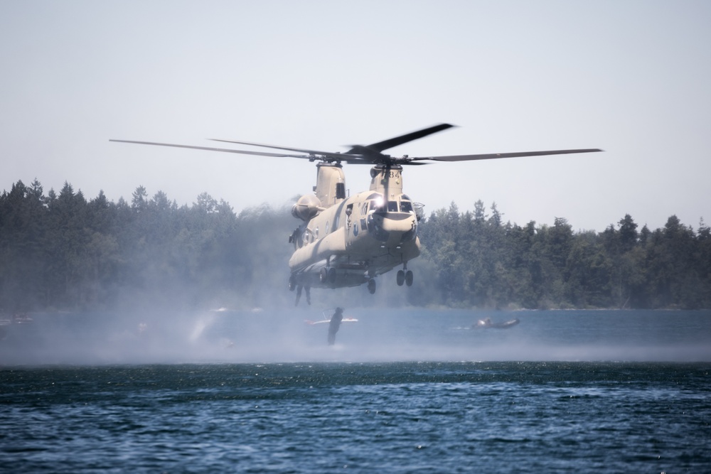 Washington and Oregon Army National Guard Soldiers conduct helo cast training