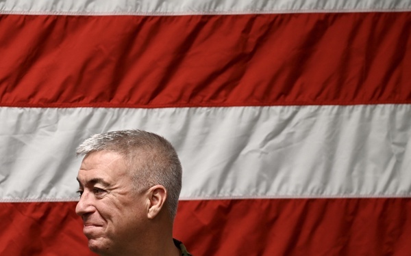 IW Admiral Visits Newly Upgraded Intel Center