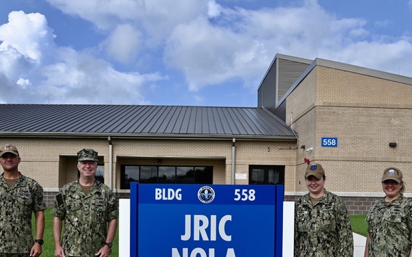 IW Admiral Visits Newly Upgraded Intel Center