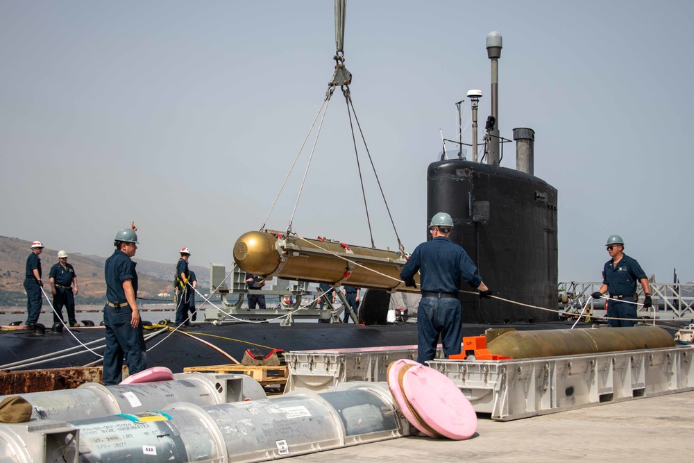 USS Montpelier conducts ordnance on-load in Souda Bay,