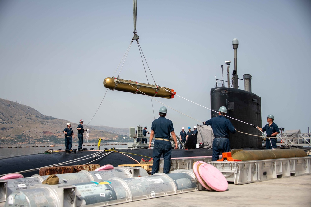 USS Montpelier conducts ordnance on-load in Souda Bay