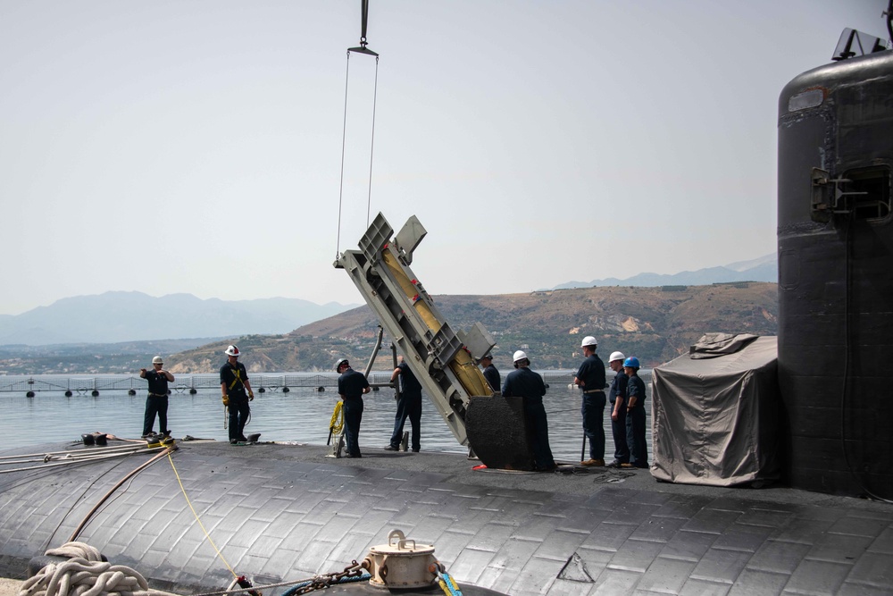 USS Montpelier conducts ordnance on-load in Souda Bay