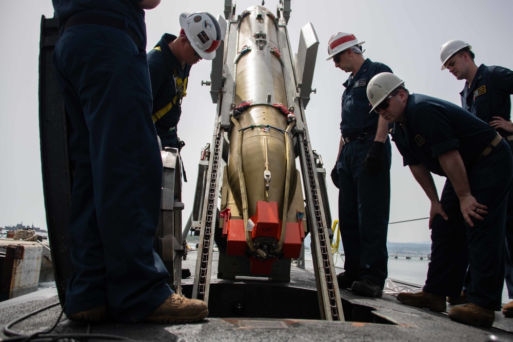 USS Montpelier conducts ordnance on-load in Souda Bay