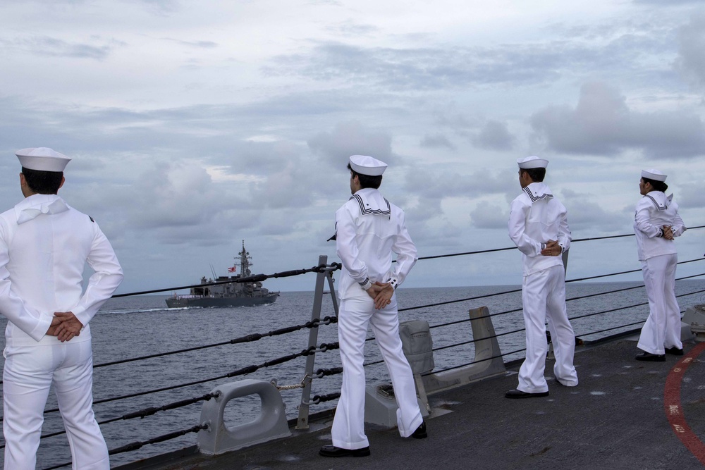 Sailors man the rails during a remembrance ceremony for the Solomon Islands campaign with Japanese Maritime Self Defense Force Takanami-class destroyer JS Makinami (DD 112)