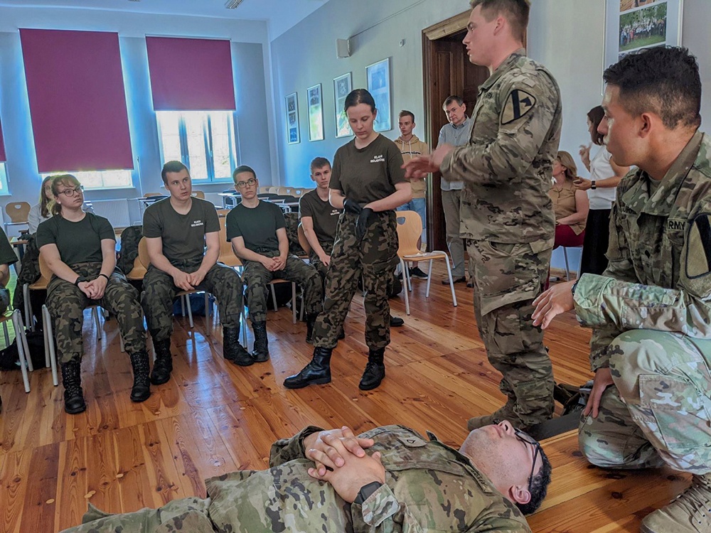 Deployed US Soldiers teach CLS class to Polish high school