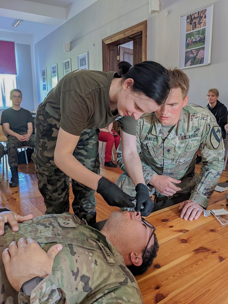 Deployed US Soldiers teach CLS class to Polish high school