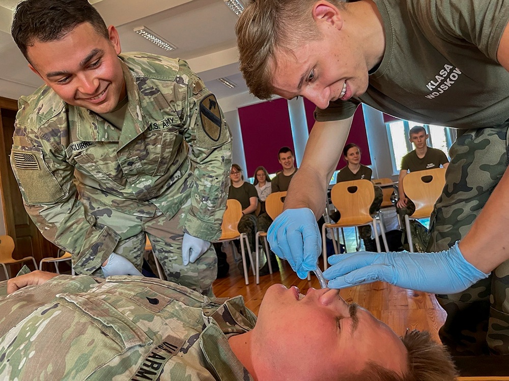 Deployed US Soldiers teach CLS class to Polish high school