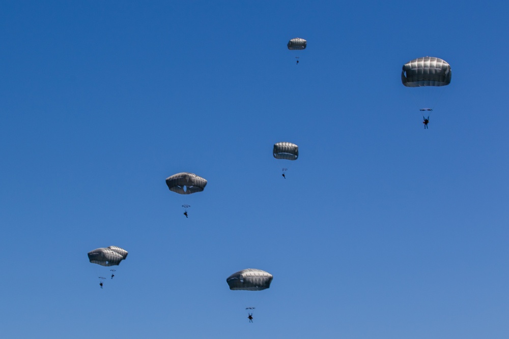 U.S. Army Rangers glide into American Lake