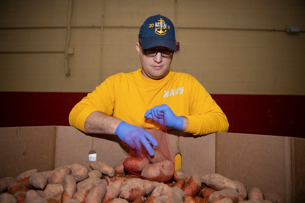 Sailors Lend a Hand at Kansas City Navy Week 2021