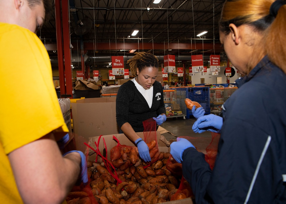 Sailors Give Back During Kansas City Navy Week 2021