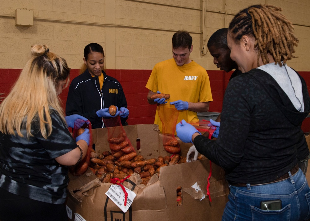 Sailors Give Back During Kansas City Navy Week 2021