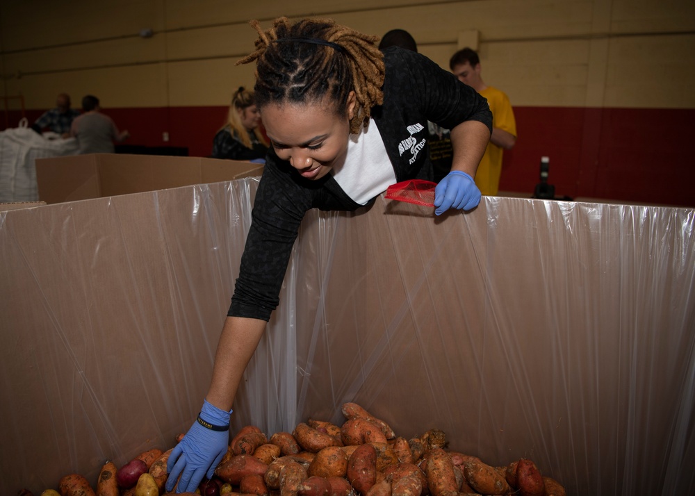 Sailors Give Back During Kansas City Navy Week 2021