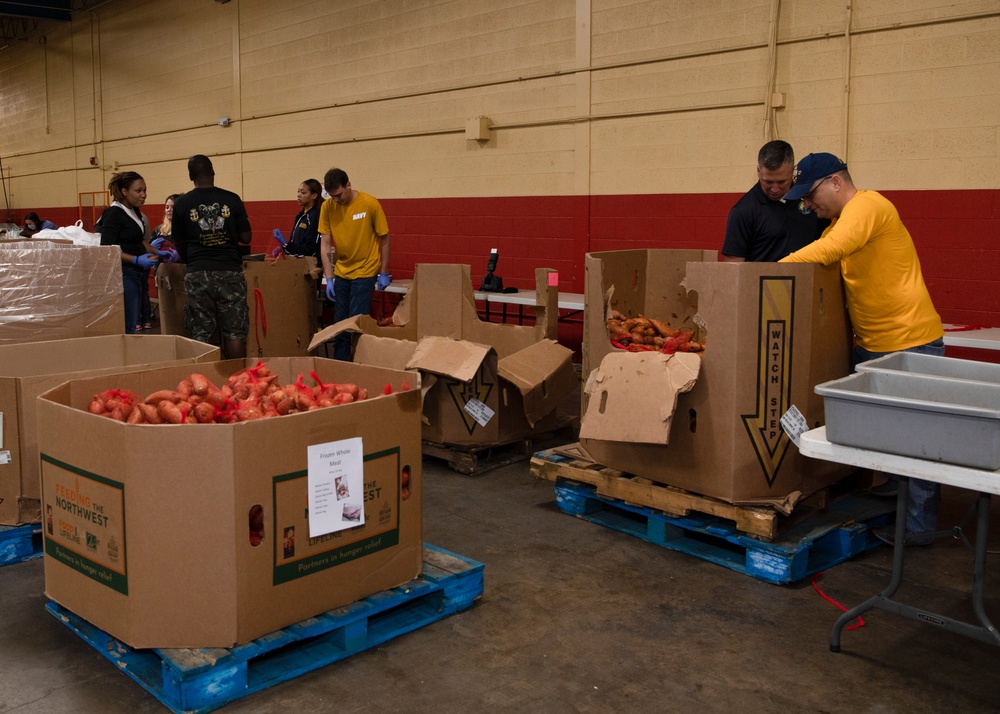 Sailors Give Back During Kansas City Navy Week 2021