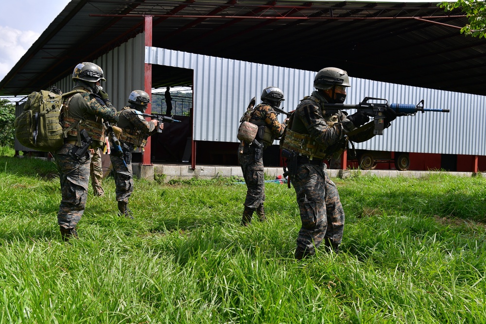 U.S. Army 7th Special Forces Group (Airborne) soldiers conduct training for Guatemala special forces