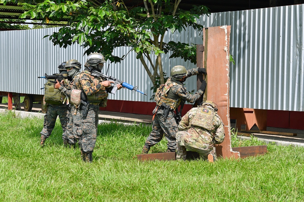 U.S. Army 7th Special Forces Group (Airborne) soldiers conduct training for Guatemala special forces