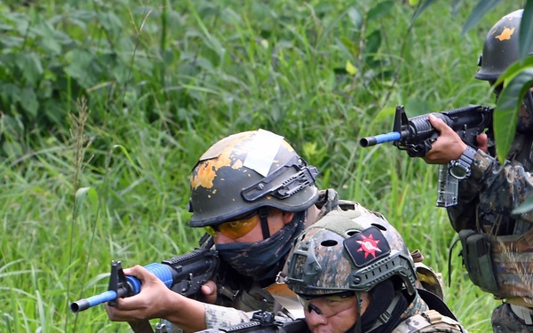 U.S. Army 7th Special Forces Group (Airborne) soldiers conduct training for Guatemala special forces