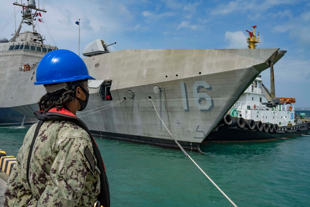 USS Tulsa Departs White Beach (Jun. 18, 2021)