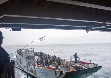 America ARG-31st MEU team implements waterborne ambulance during exercise