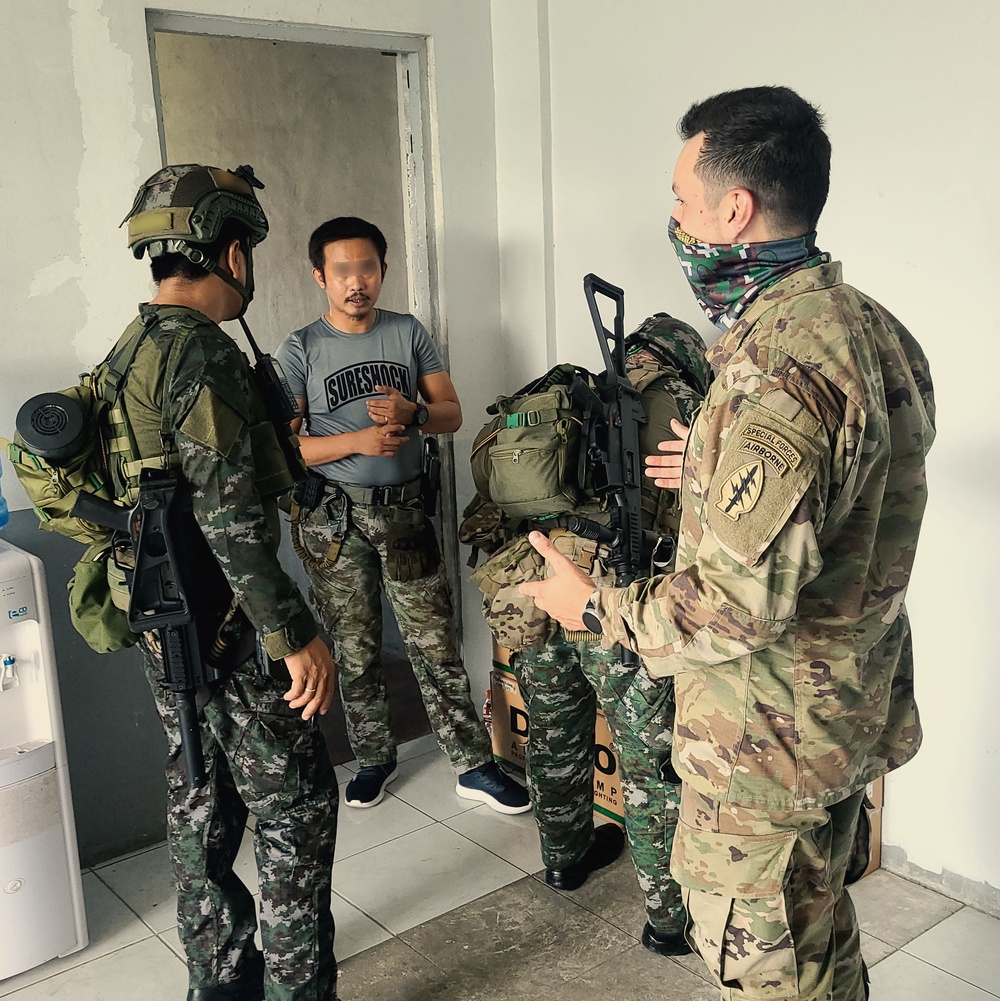 1 SFG(A) trains with Philippine National Police Special Action Force