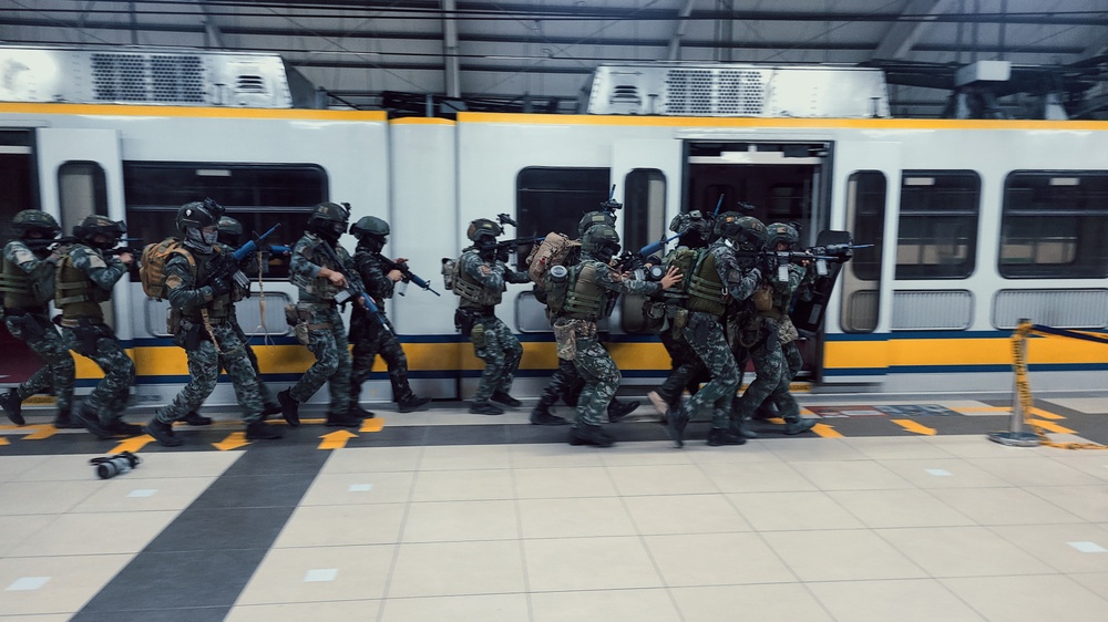 1st SFG (A) trains with Philippine National Police Special Action Force
