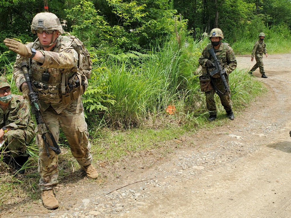 U.S. and Japan Ground Self-Defense Force mortar teams train together during Orient Shield 21-2