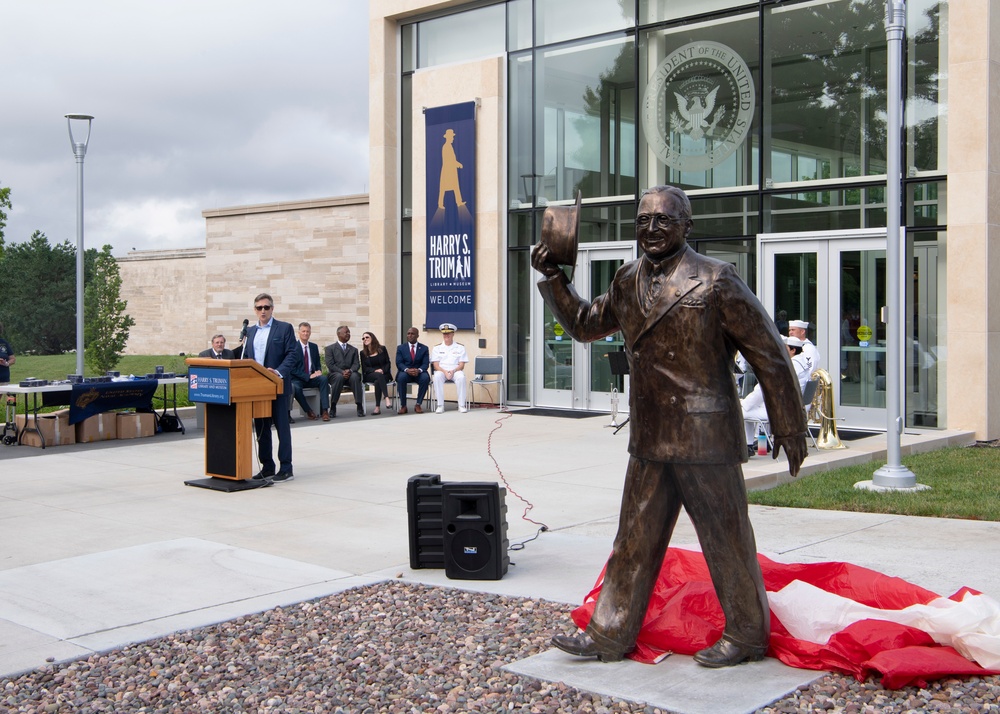 Sailors Attend Harry S. Truman Library and Museum Dedication During Kansas City Navy Week